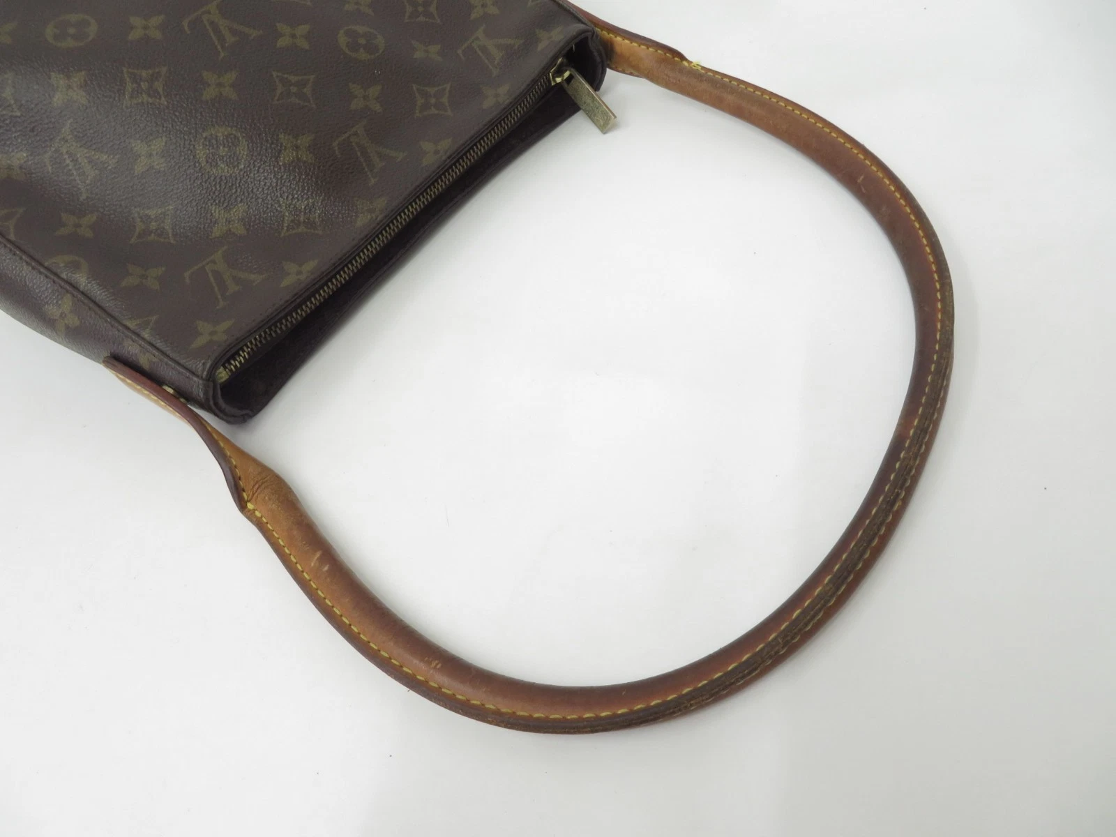$1,380 2003 Louis Vuitton Monogram Looping MM FL0033