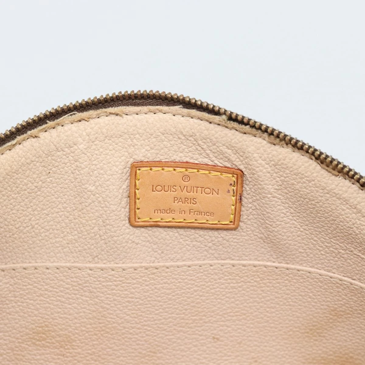 $620 2002 LOUIS VUITTON Monogram Trousse Demi Ronde TH0022