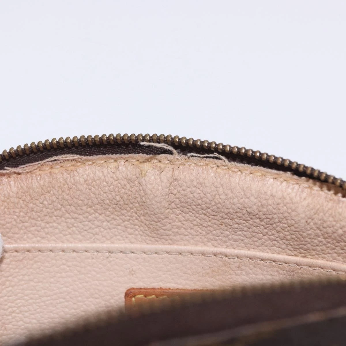 $625 2003 LOUIS VUITTON Monogram Cosmetic Pouch SD0023