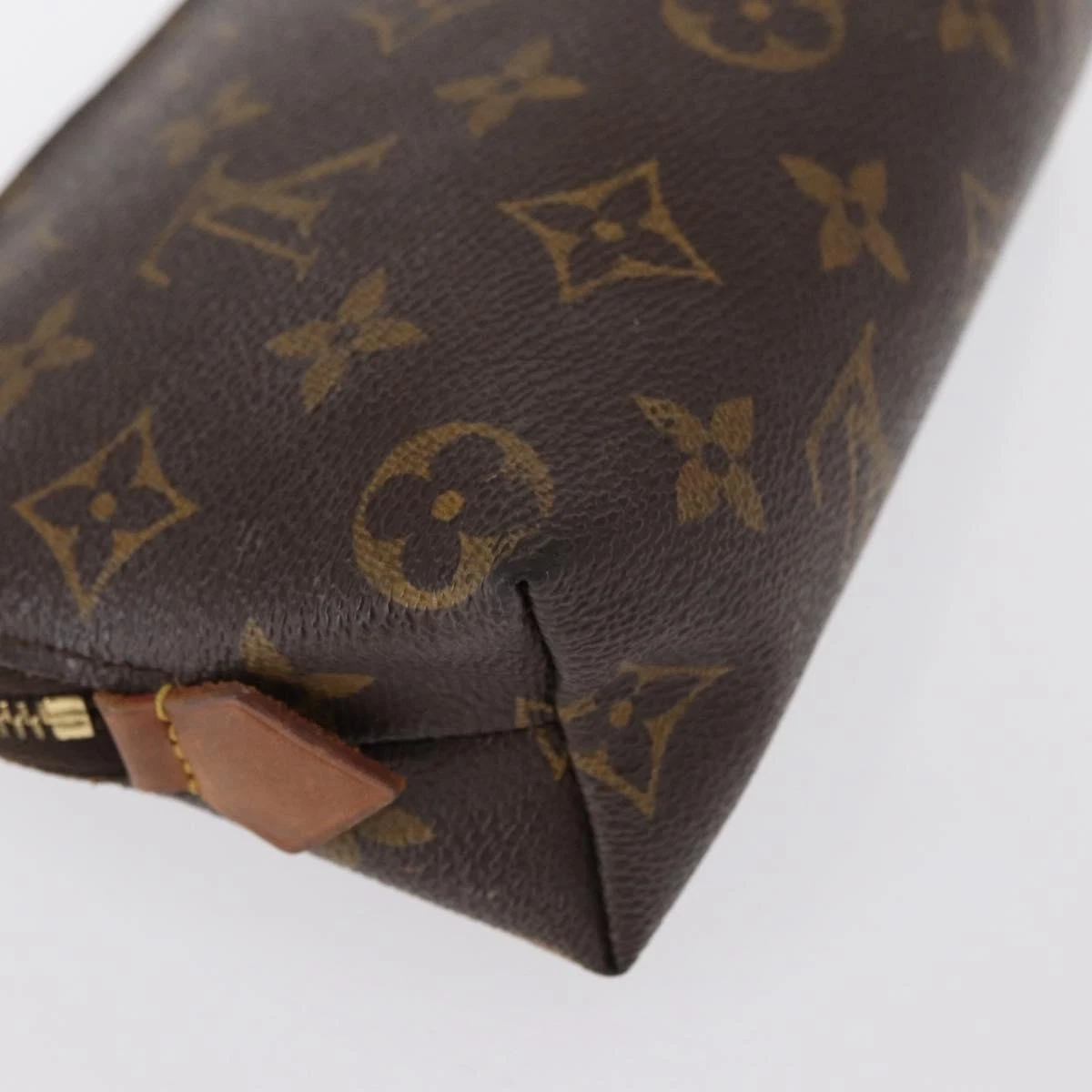 $625 2001 LOUIS VUITTON Monogram Cosmetic Pouch CA0091