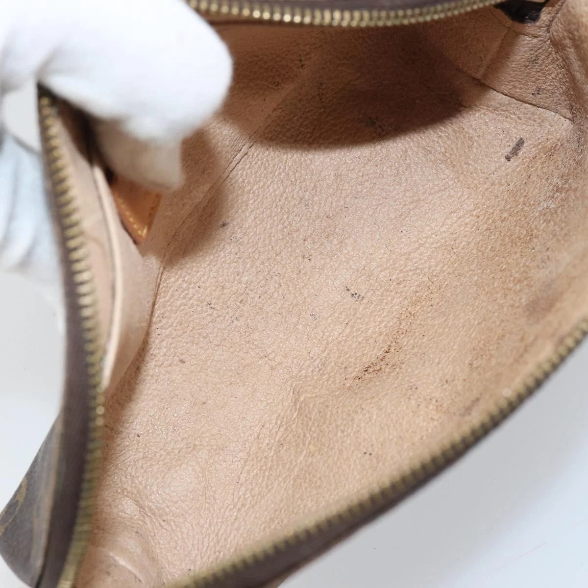 $620 2001 Louis Vuitton Monogram Cosmetic Pouch CA1021