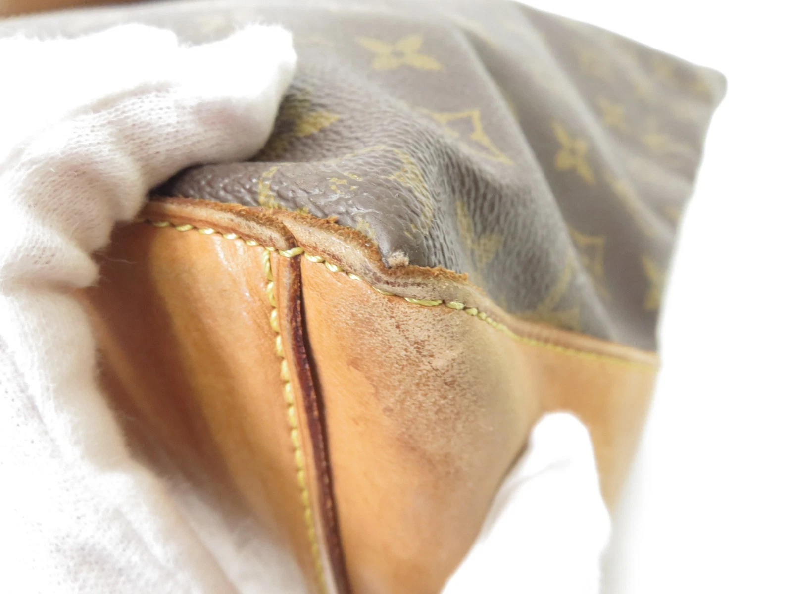 $1,650 2002 Louis Vuitton Monogram Cabas Mezzo AR0022
