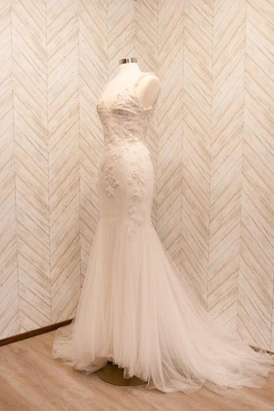 Monique Lhuillier White Lace - September Feminine Wedding Dress