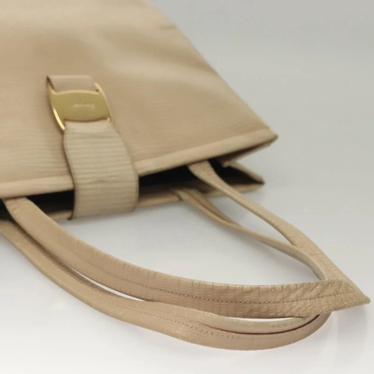 $1100 Salvatore Ferragamo Vala Croc Embossed Shoulder Bag Leather Beige Gold Auth