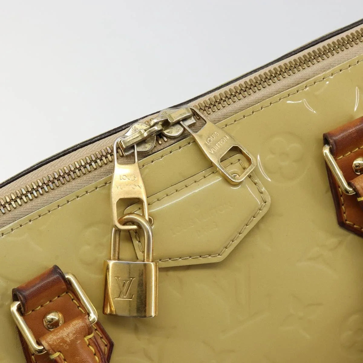 $1560 2014 LOUIS VUITTON Vernis Montebello PM Dune DR2114