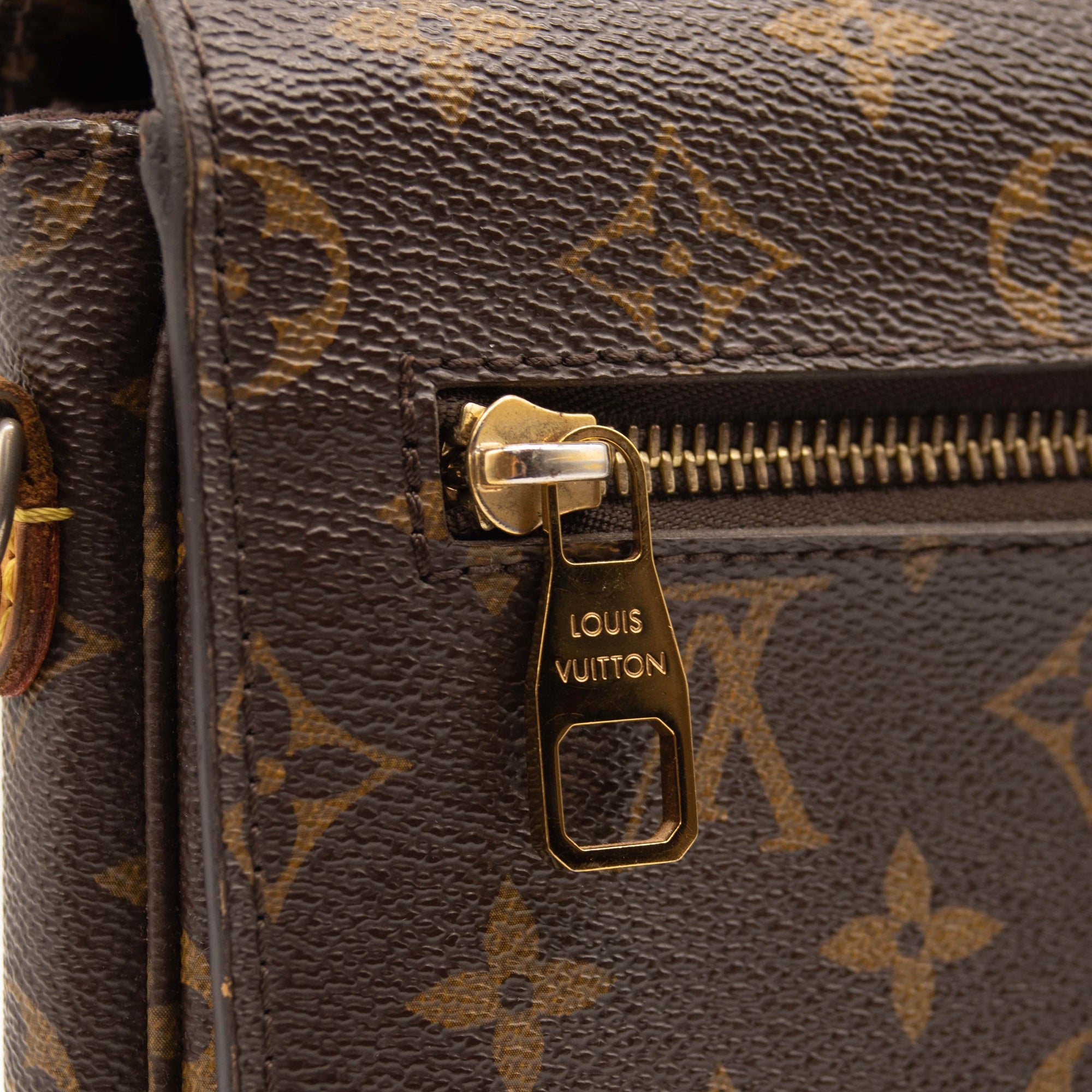 USED LOUIS VUITTON Monogram Pochette Metis DU2185