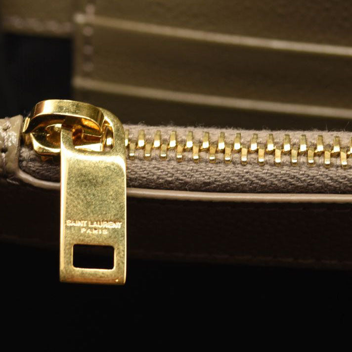 $1990 SAINT LAURENT Grain De Poudre Mixed Matelasse Triquilt Monogram Chain Wallet Dark Beige