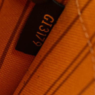 Louis Vuitton Empreinte Monogram Giant Neverfull MM Pochette Black -  MyDesignerly