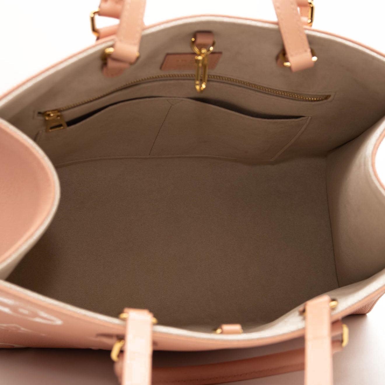 LOUIS VUITTON Empreinte Monogram Giant Onthego MM Arizona Creme