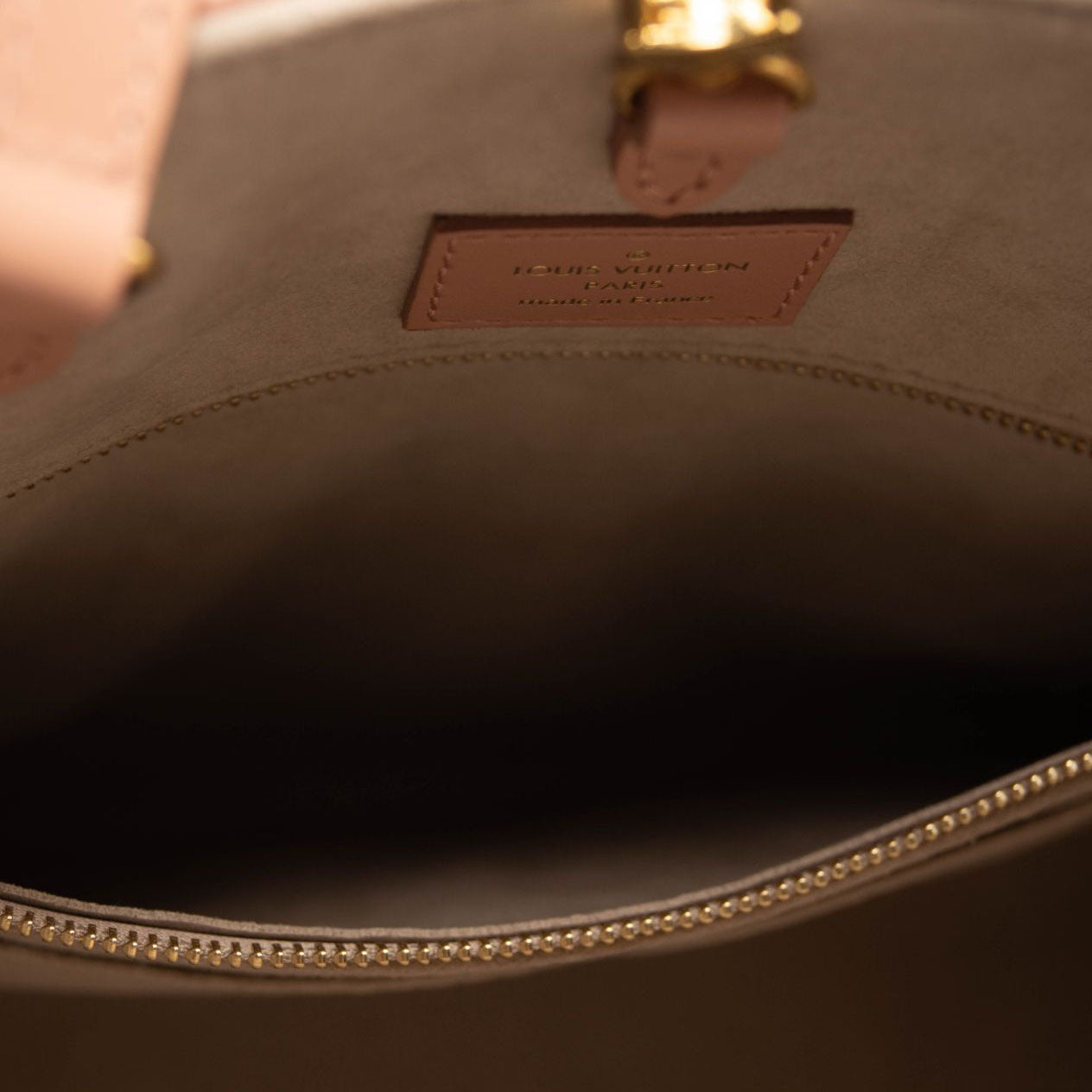 LOUIS VUITTON Empreinte Monogram Giant Onthego MM Arizona Creme