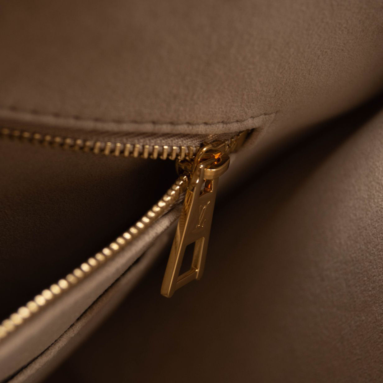 LOUIS VUITTON Empreinte Monogram Giant Onthego MM Arizona Creme