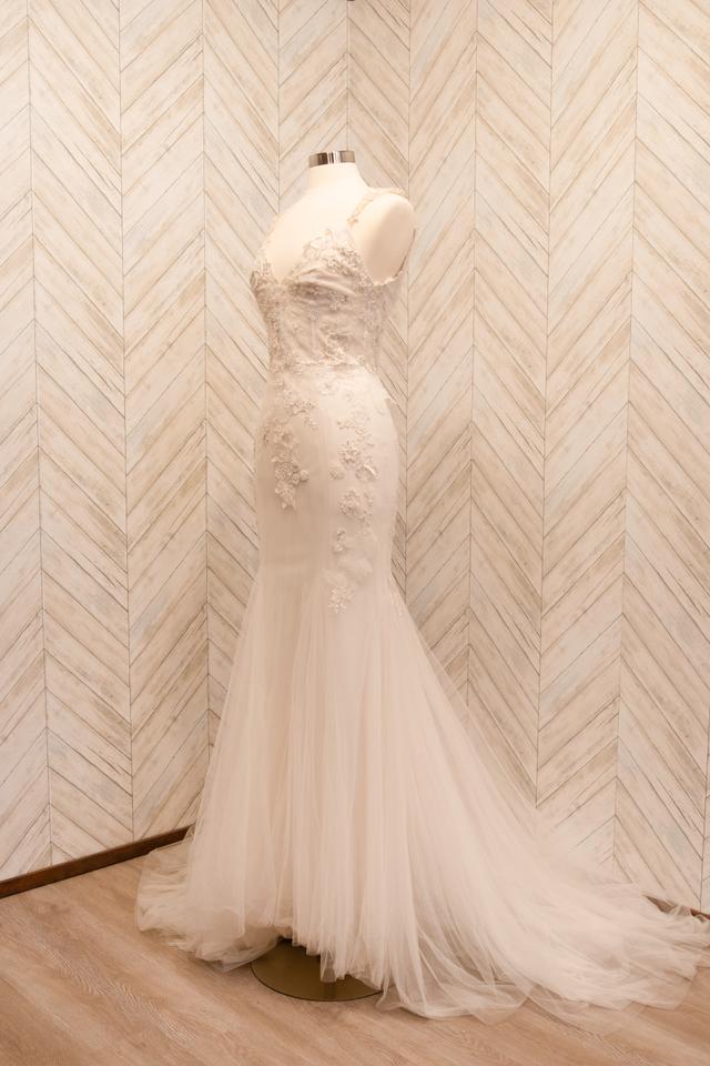 Monique Lhuillier White Lace - September Feminine Wedding Dress